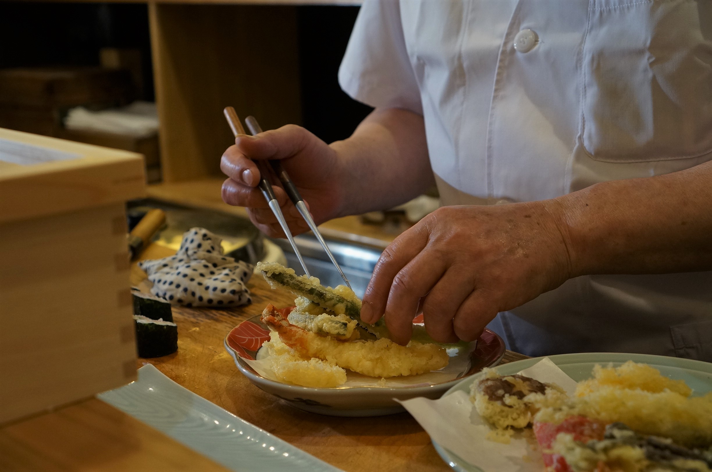 ムーミンバレーパークから車で5分。楽しい旅の締めくくりに、地元の美味しい鰻を召し上がりませんか？広い駐車場がございますので、車でお越しのお客様も安心です。アクセス情報についてはこちらをご覧ください。

